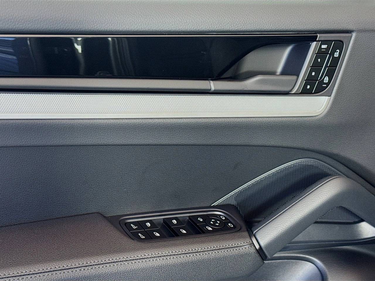 2025 Porsche Cayenne photo 10