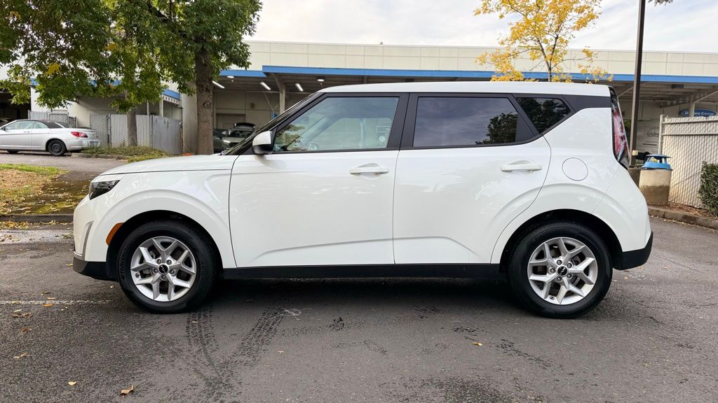 2024 Kia Soul LX photo 3