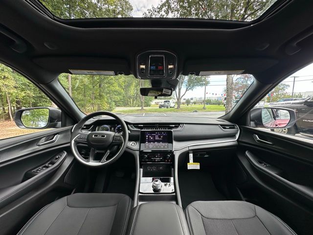 2025 Jeep Grand Cherokee Laredo X photo 2