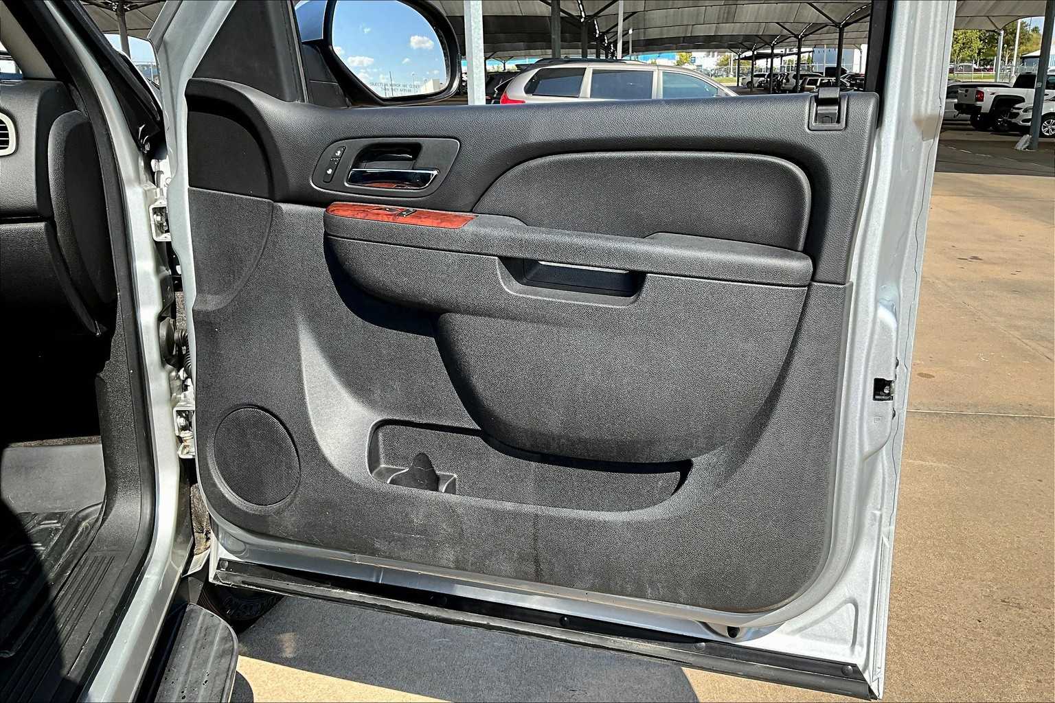2012 Chevrolet Suburban LT photo 23