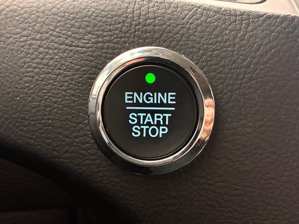 2024 Ford Edge SEL photo 2