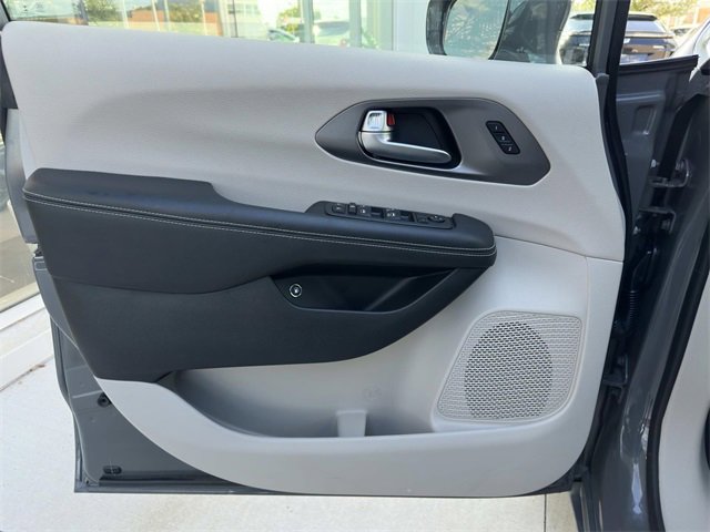 2022 Chrysler Pacifica Hybrid Touring L photo 42