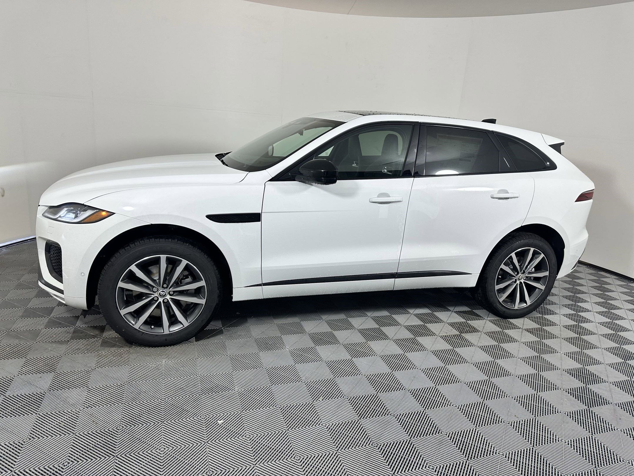 2026 Jaguar F-PACE P250 R-Dynamic S photo 2