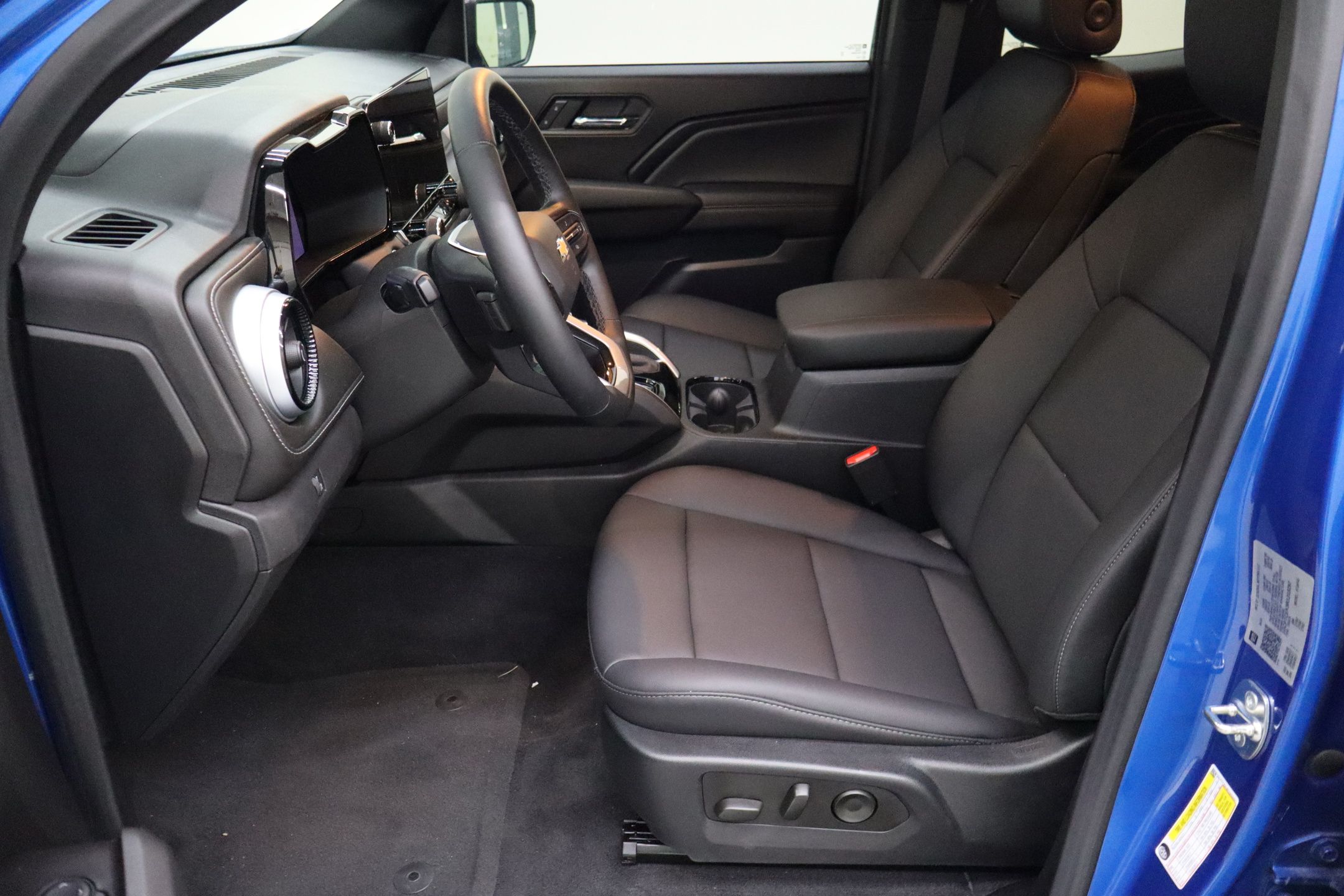 2024 Chevrolet Colorado LT photo 12