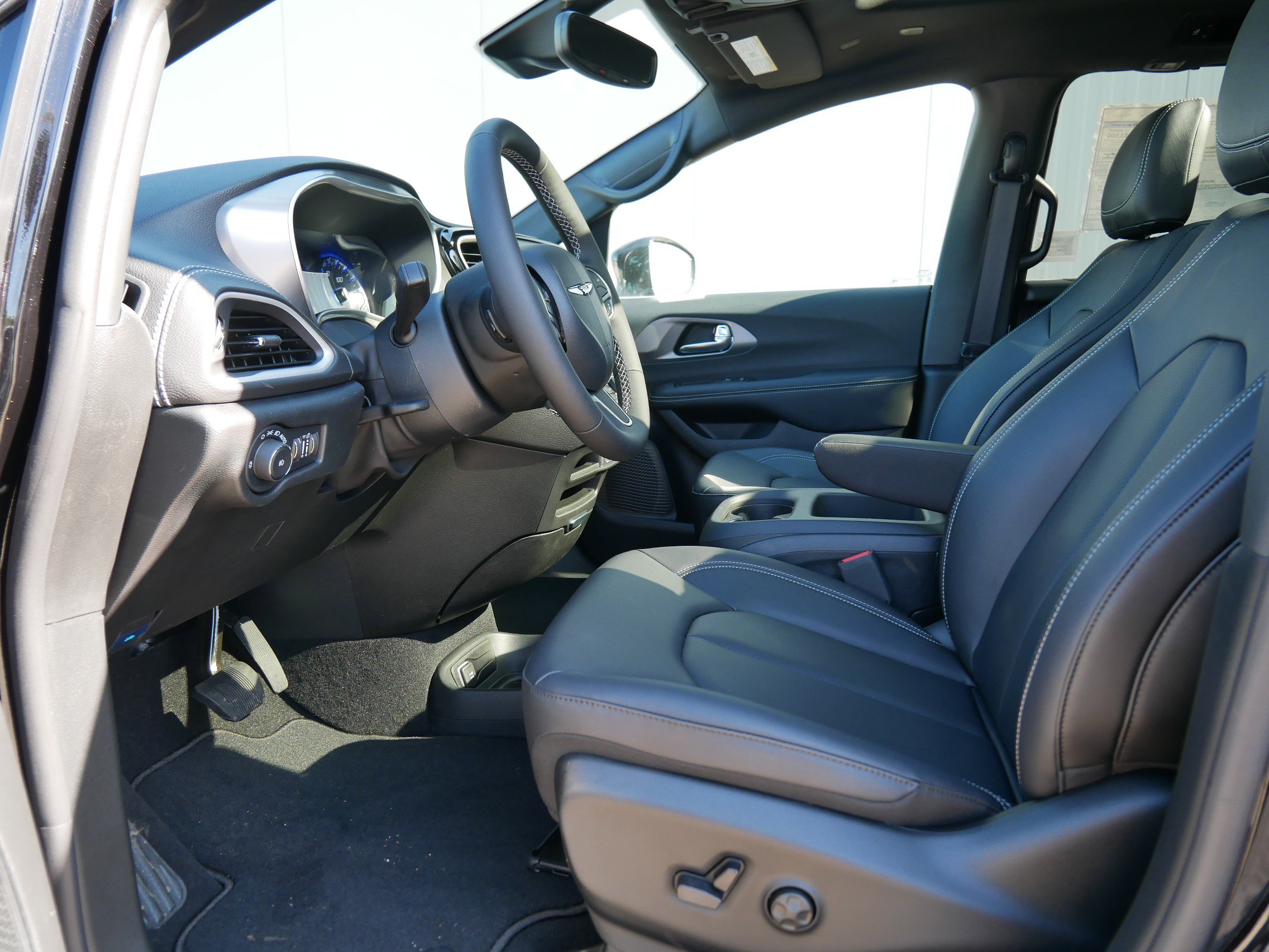 2025 Chrysler Pacifica photo 6