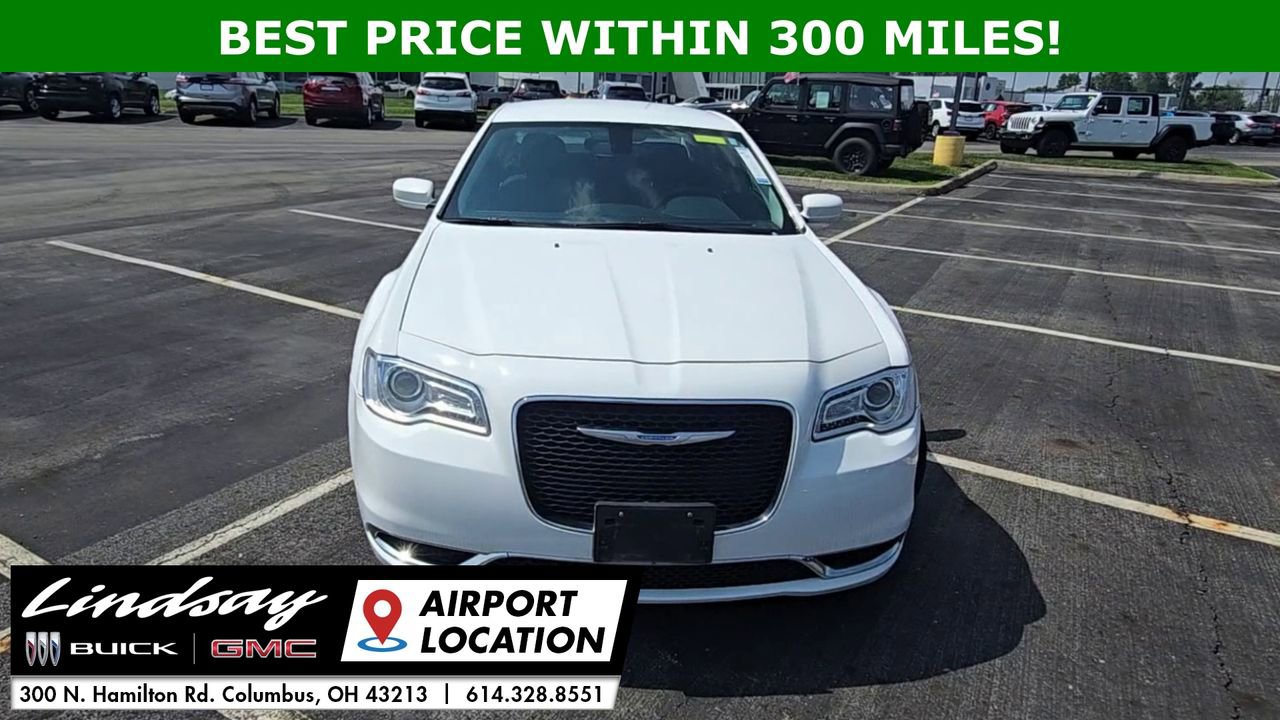 2022 Chrysler 300 Touring photo 2