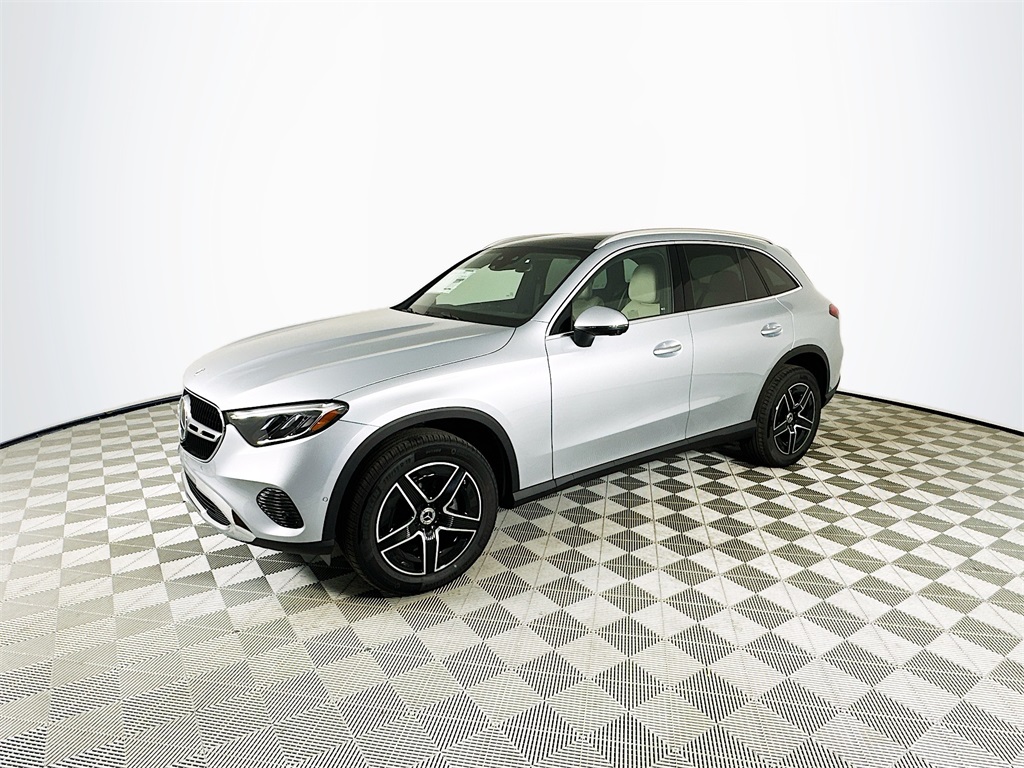 2026 Mercedes Benz GLC 300 4MATIC photo 3