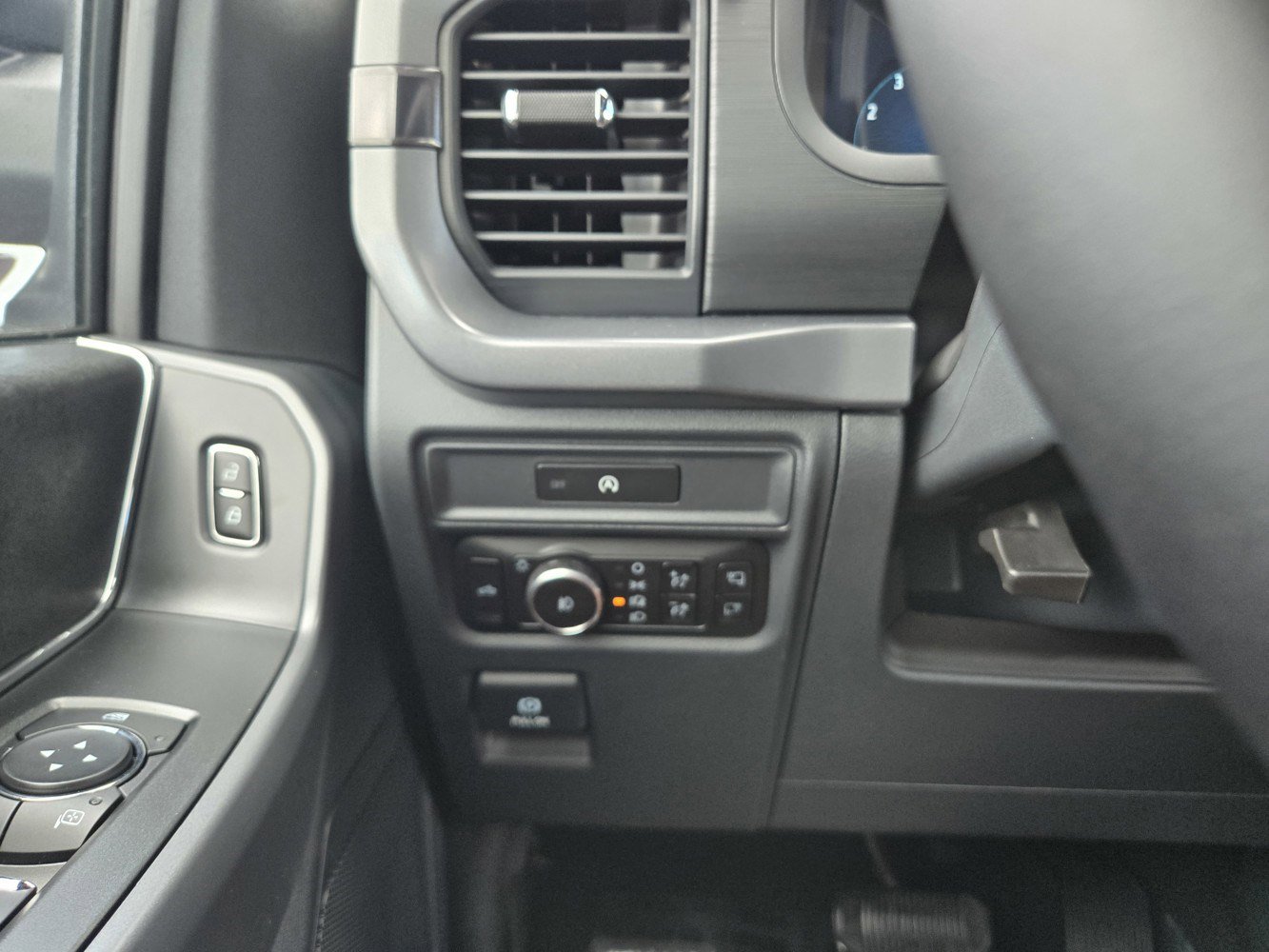 2025 Ford F-150 XLT photo 13