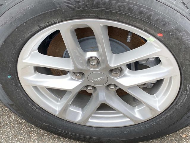 2025 Jeep Grand Cherokee Laredo photo 4