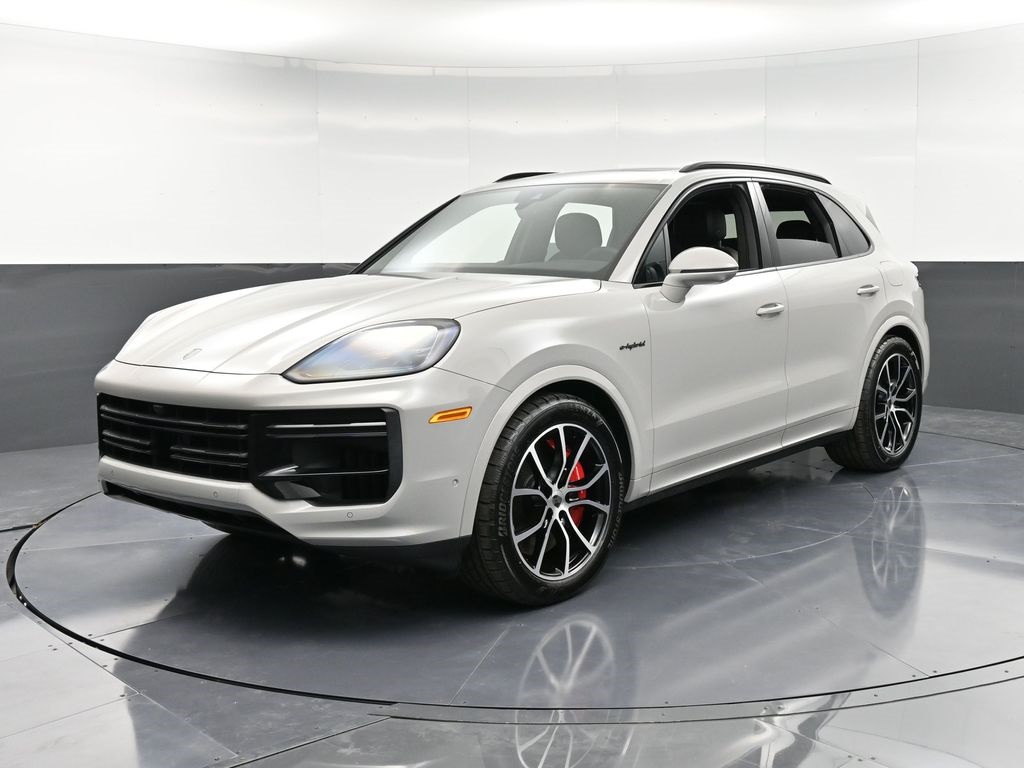 2025 Porsche Cayenne Turbo E-Hybrid's photo