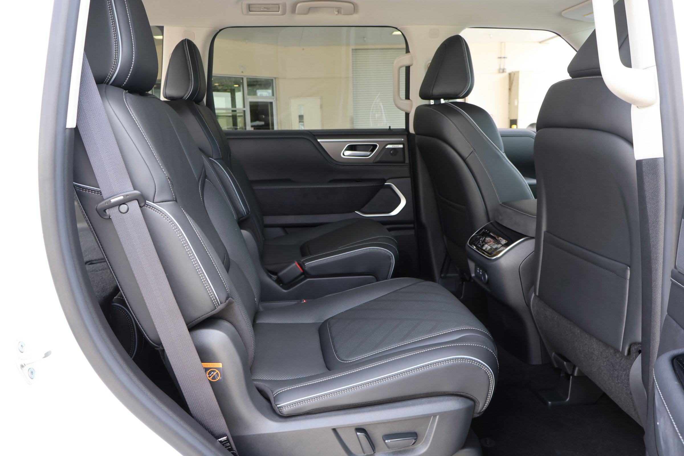 2026 Infiniti QX80 Luxe photo 18