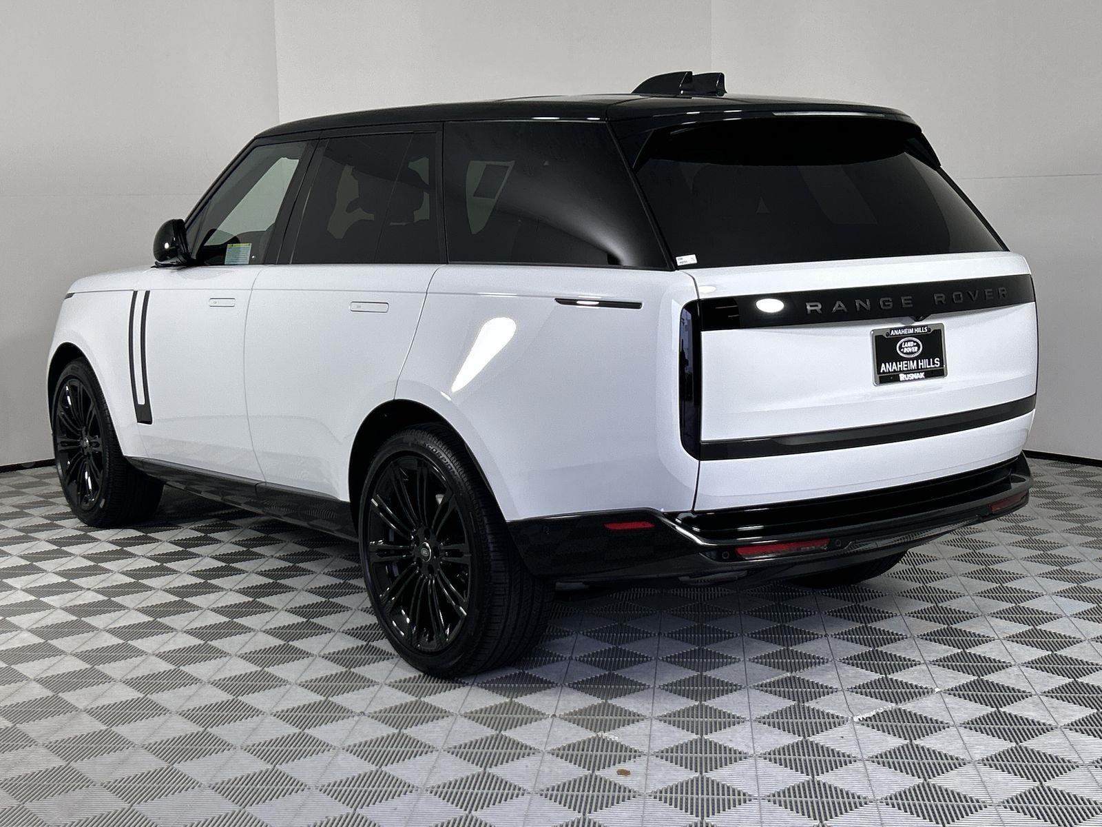 2025 Land Rover Range Rover SE photo 3