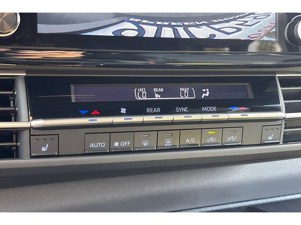 2022 Toyota Sienna XSE photo 26