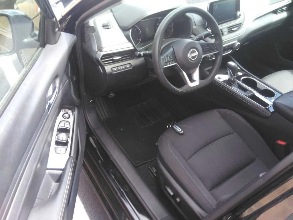 2023 Nissan Altima 2.5 SV photo 4