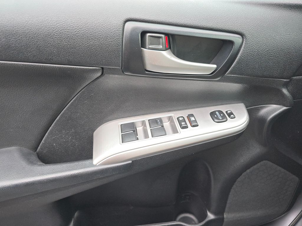 2014 Toyota Camry SE photo 20