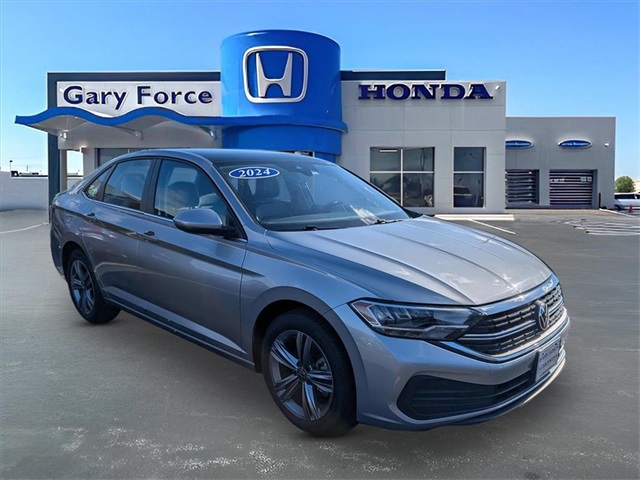 2024 Volkswagen Jetta SE's photo