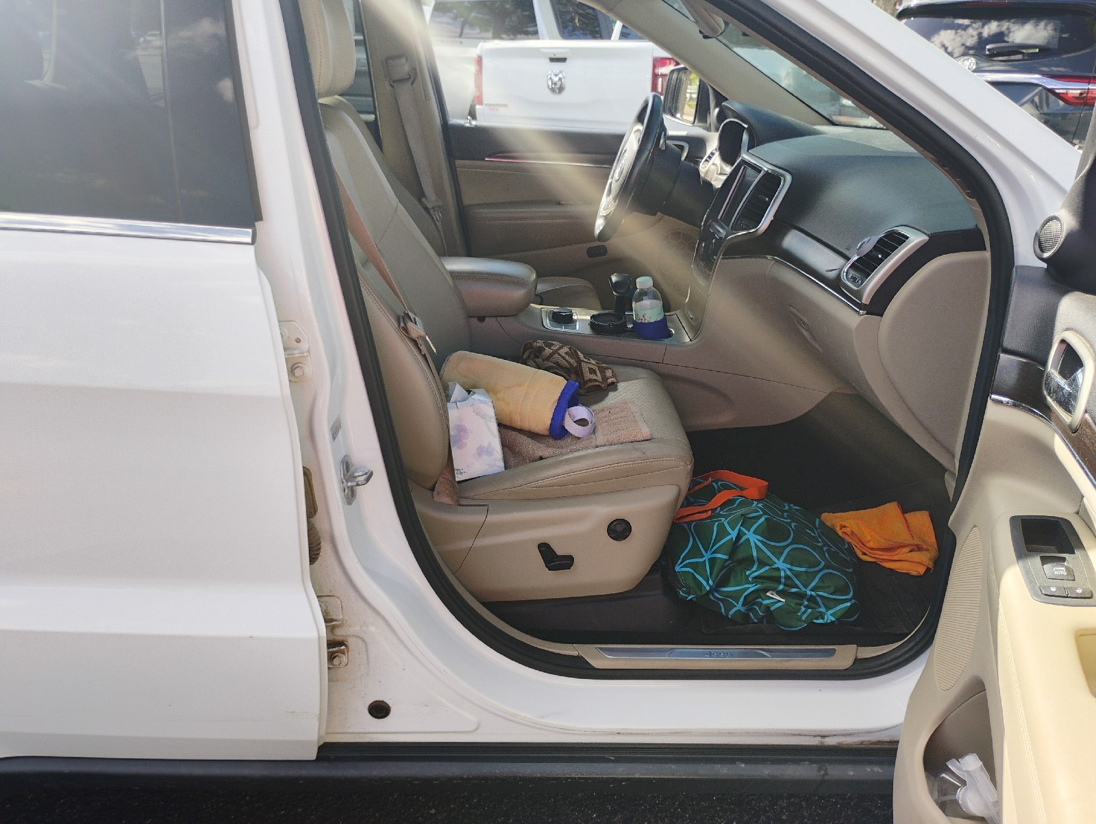 Used 2014 Bright White Clearcoat Jeep Limited image 31