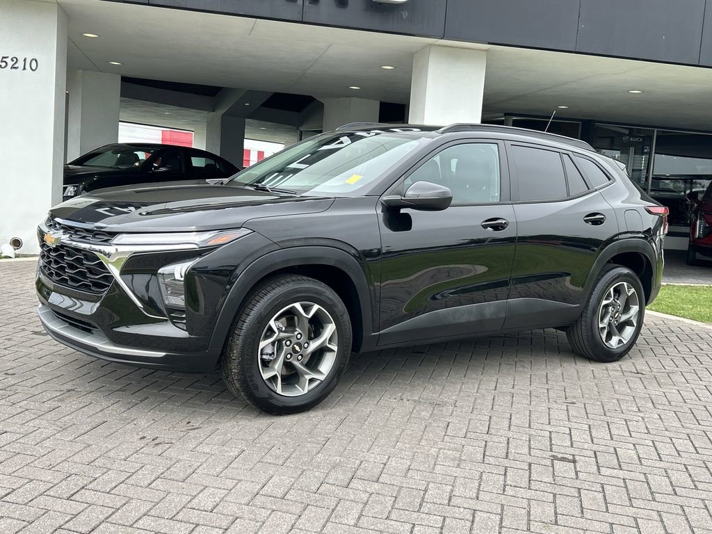 2024 Chevrolet Trax LT photo 2