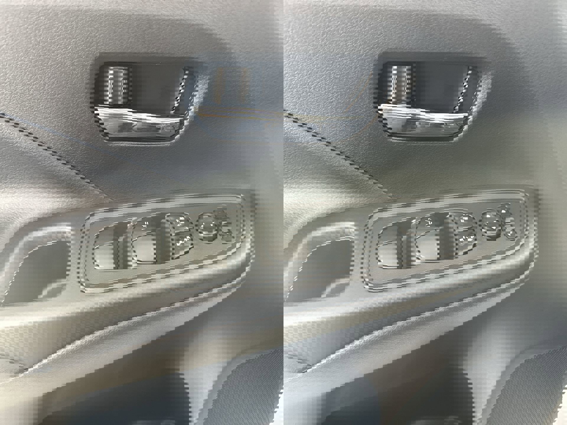 2025 Nissan Versa SV photo 13