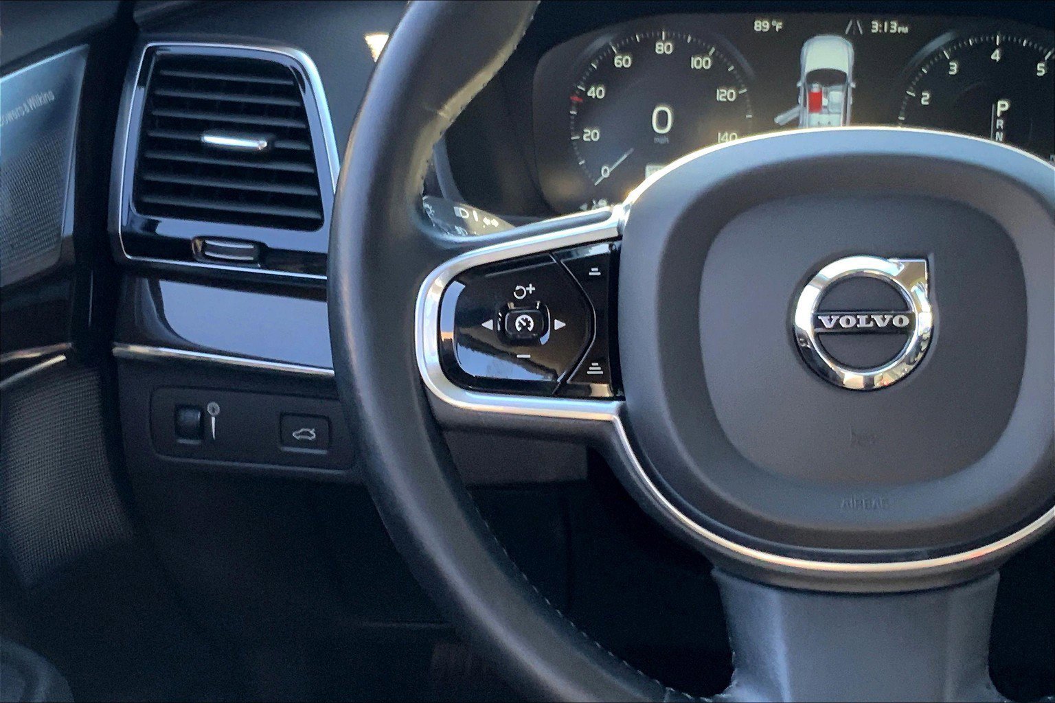 2018 Volvo XC90 Momentum photo 13