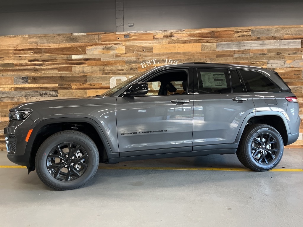 2025 Jeep Grand Cherokee Altitude photo 3