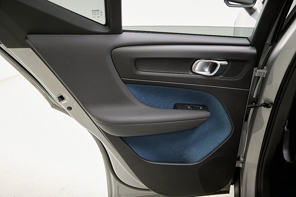 2023 VOLVO XC40 - Image 18