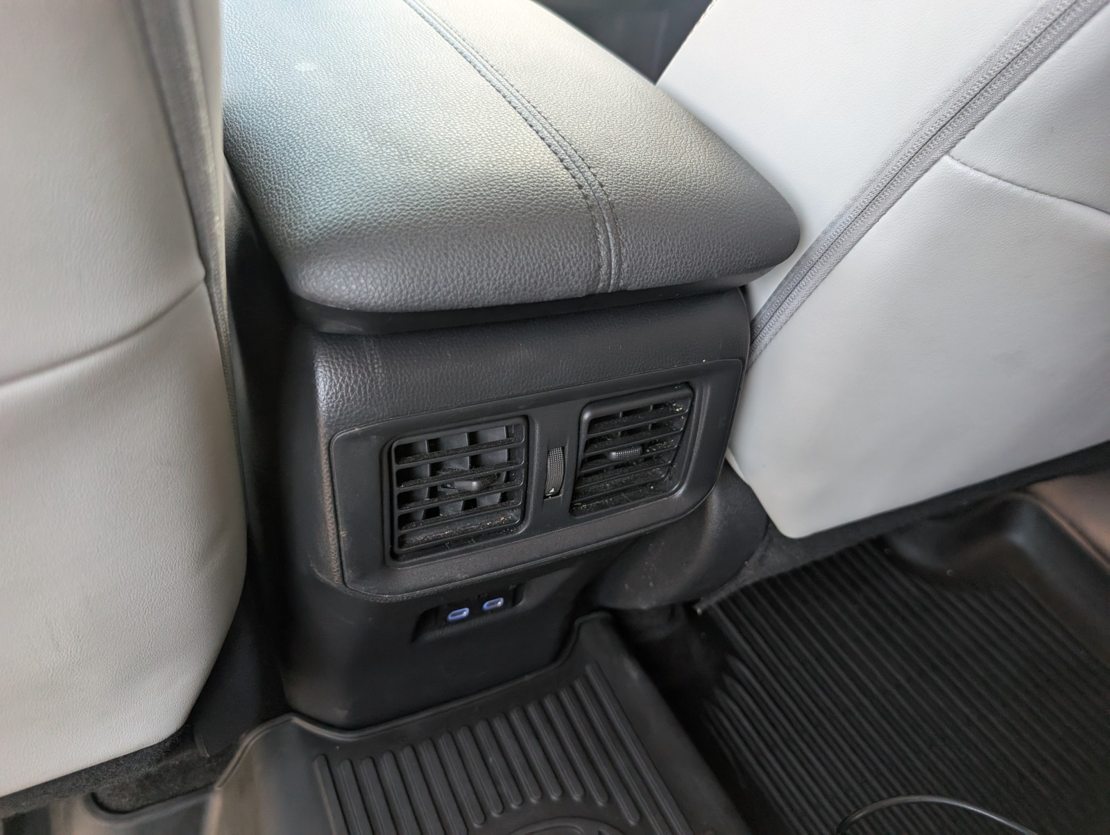 Used 2022 Midnight Black Metallic Toyota Hybrid XLE Premium image 23