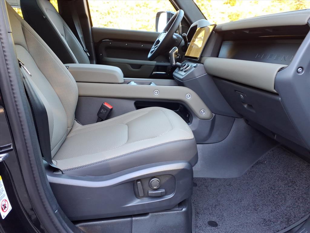 2026 Land Rover Defender 110 photo 3