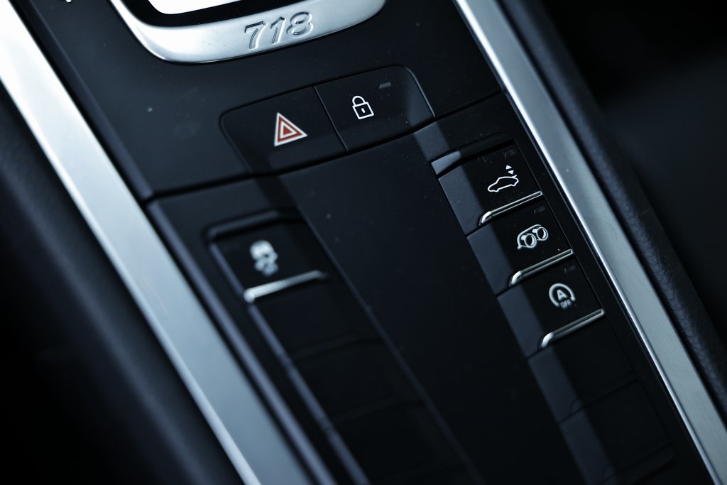 2025 Porsche Cayman photo 40