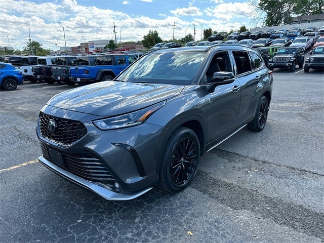 Used 2023 Toyota Highlander XSE with VIN 5TDKDRBH8PS528266 for sale in Kansas City