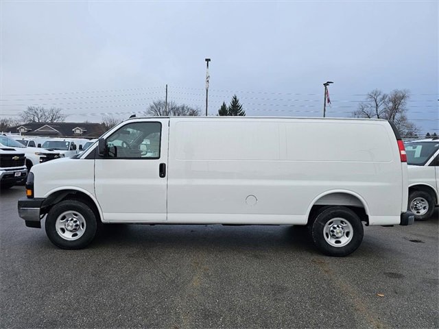 2025 Chevrolet Express Cargo 3500 photo 2