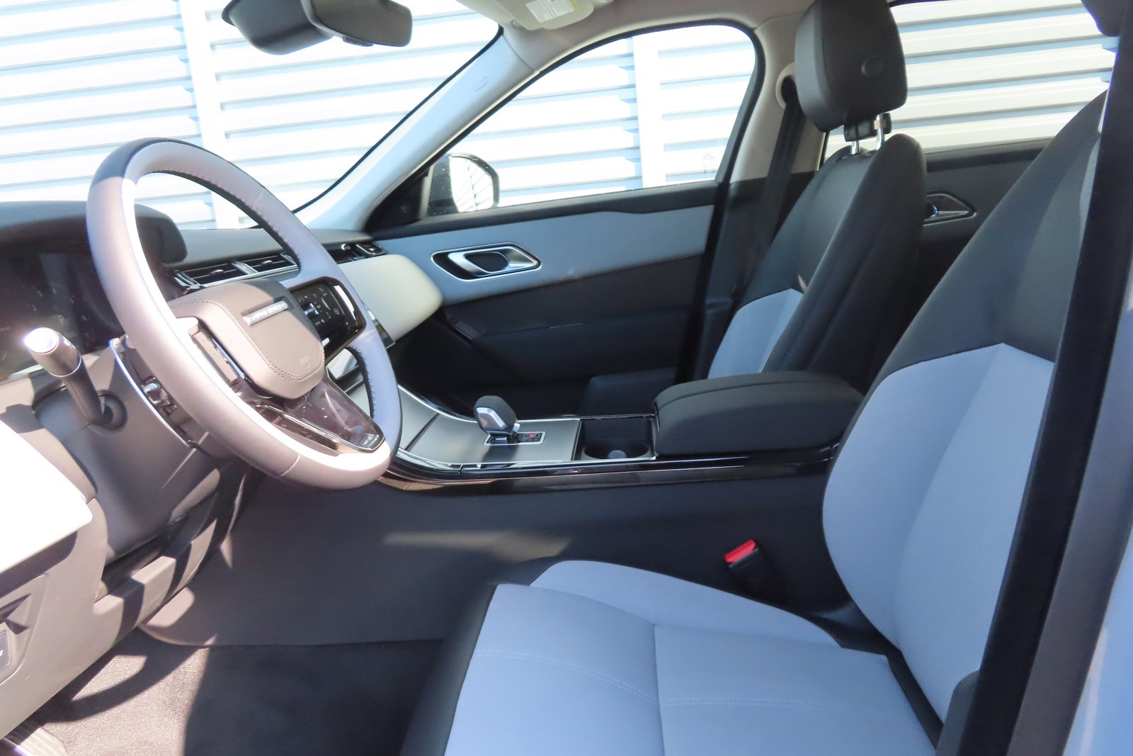 2025 Land Rover Range Rover Velar SE photo 15