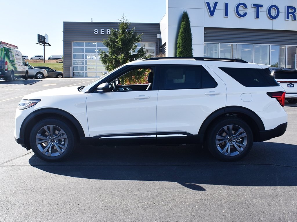 2025 Ford Explorer photo 2