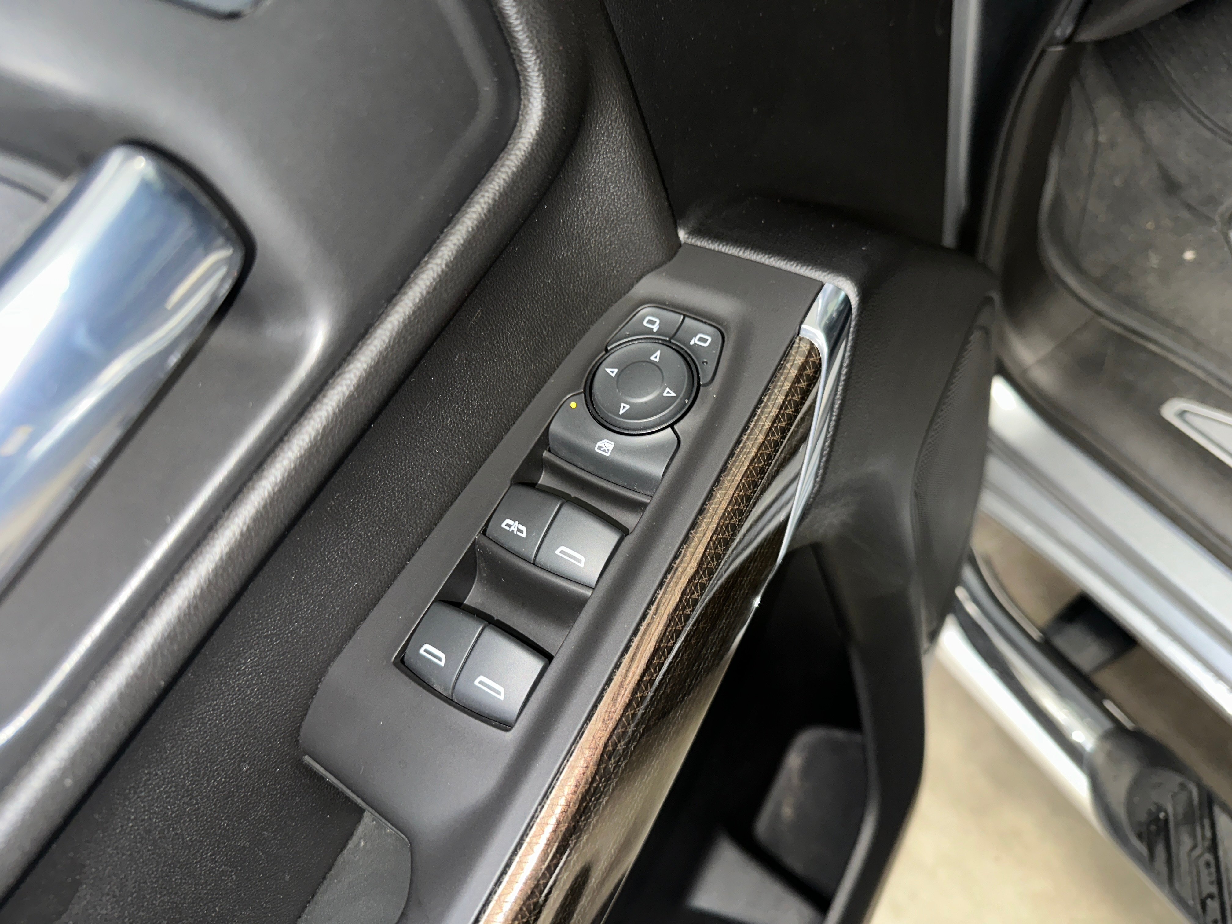 2021 Chevrolet Silverado 1500 LT photo 2