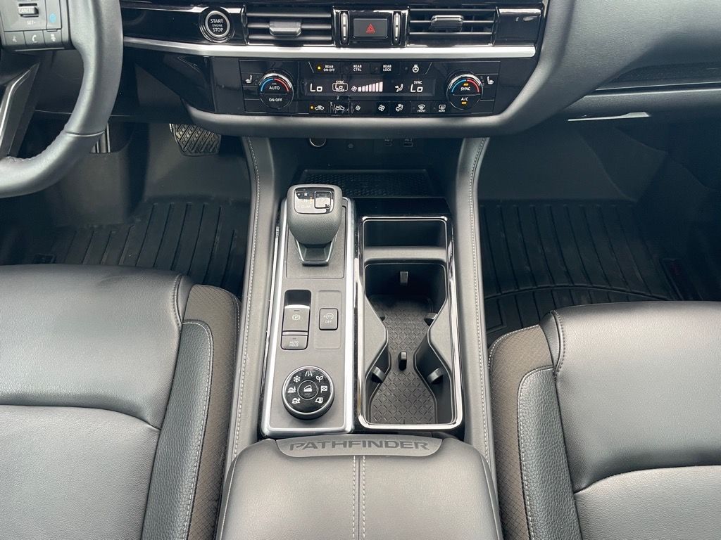 2024 Nissan Pathfinder SL photo 17