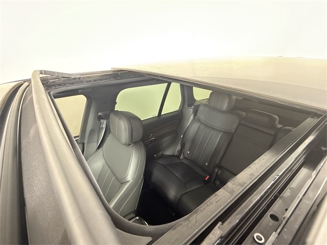 2025 Land Rover Range Rover SE photo 14
