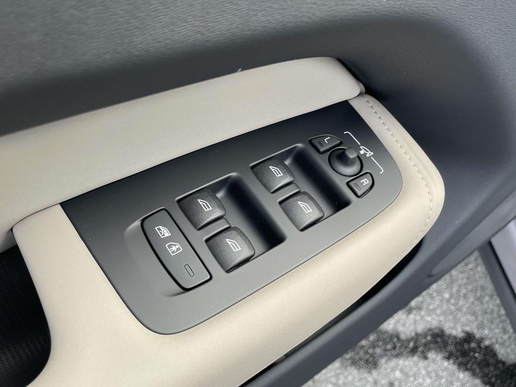 2026 Volvo XC60 B5 Core photo 5