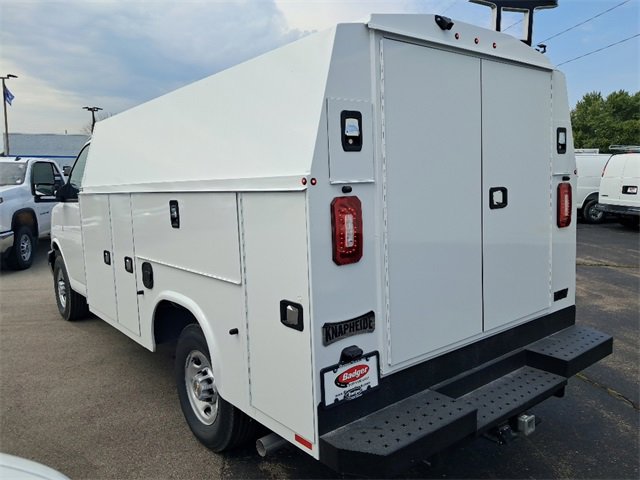 2025 Chevrolet Express Cutaway 3500 photo 2