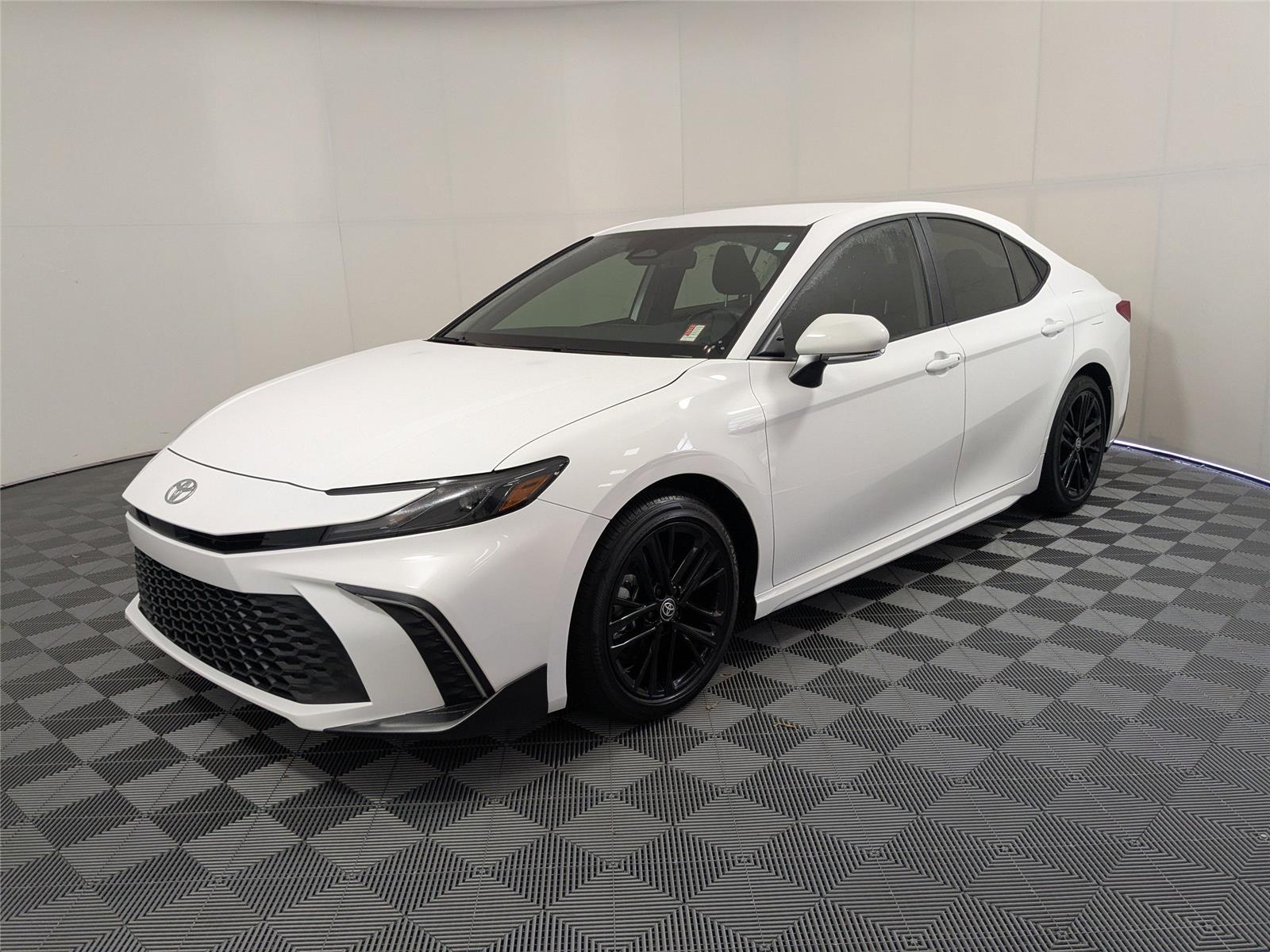 2025 Toyota Camry SE's photo