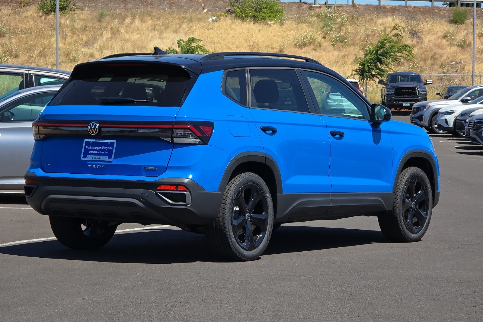 2025 Volkswagen Taos SE photo 3