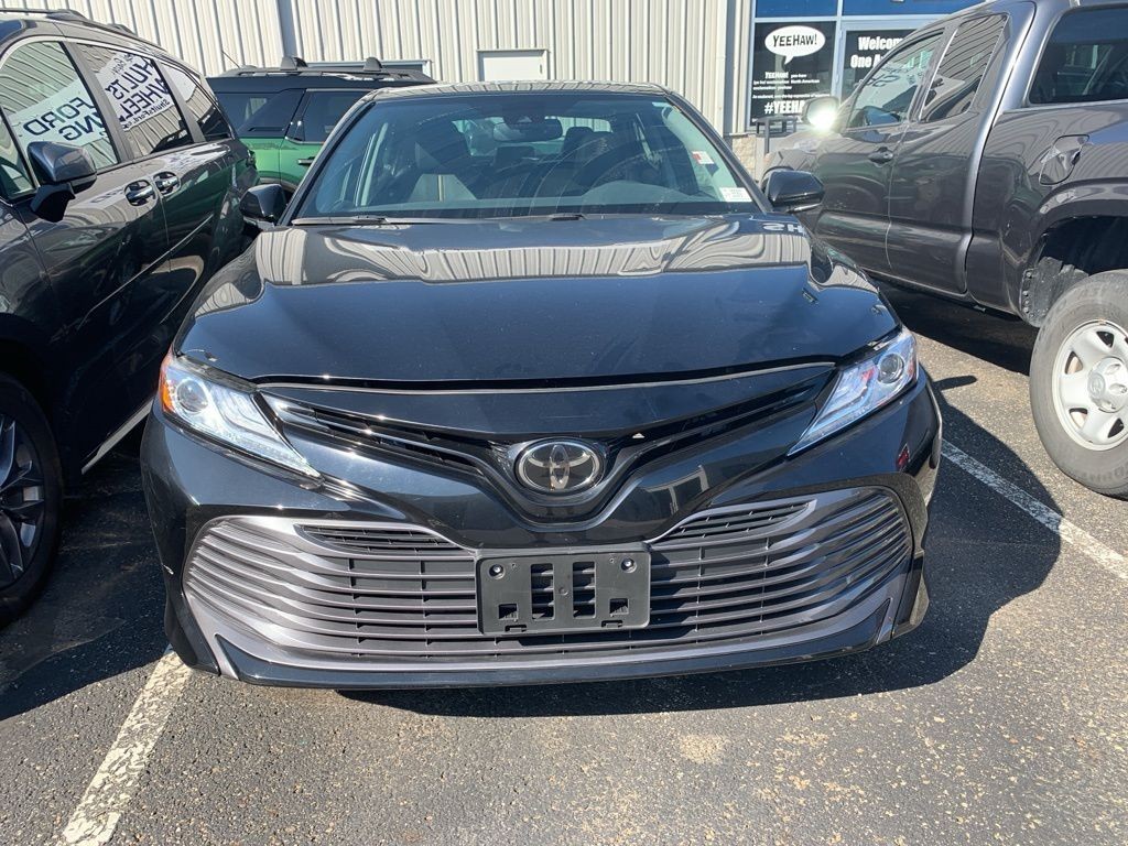 2020 Toyota Camry XLE photo 2
