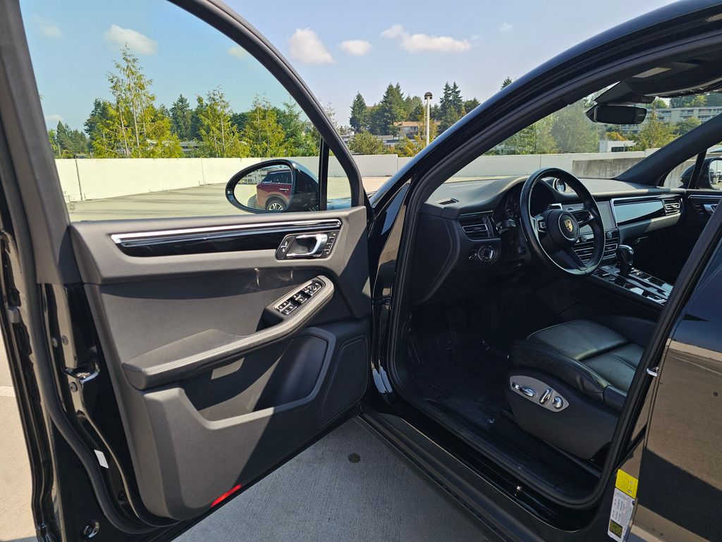 2024 Porsche Macan T photo 21
