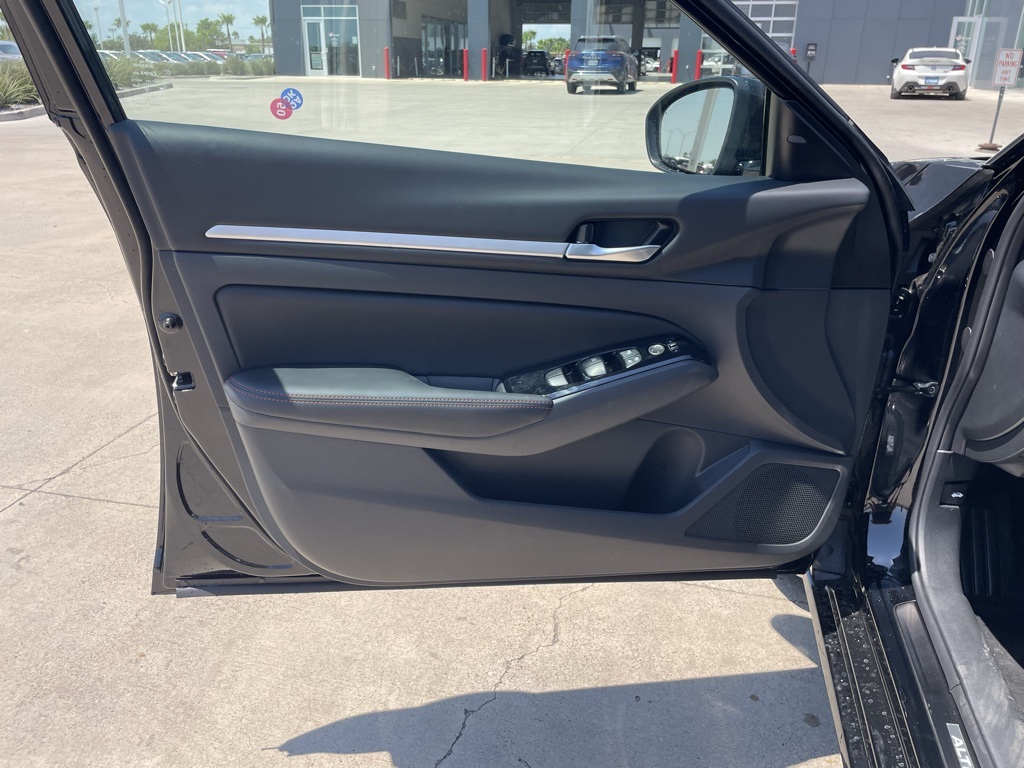 2025 Nissan Altima SR photo 12