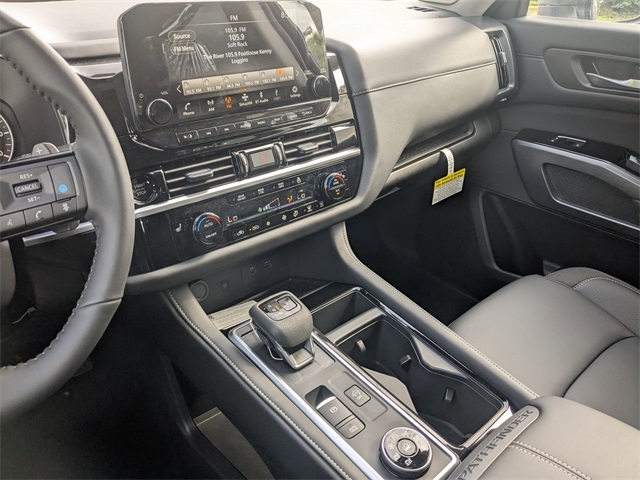 2025 Nissan Pathfinder SL photo 14