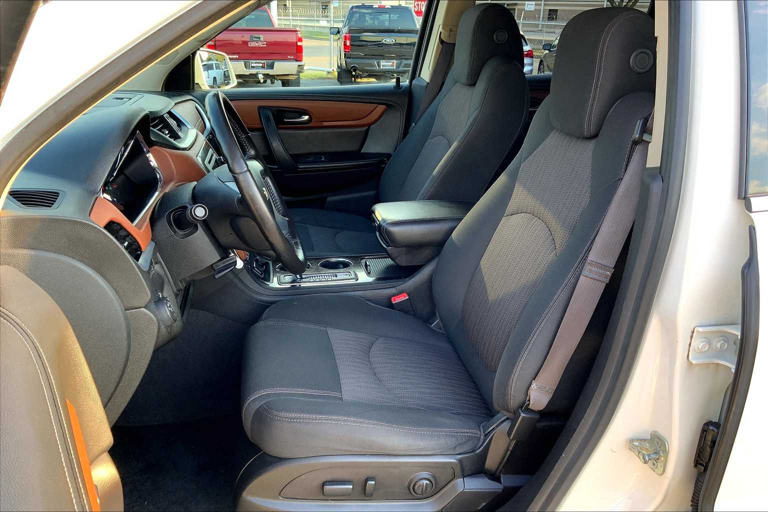 2015 Chevrolet Traverse 1LT photo 7