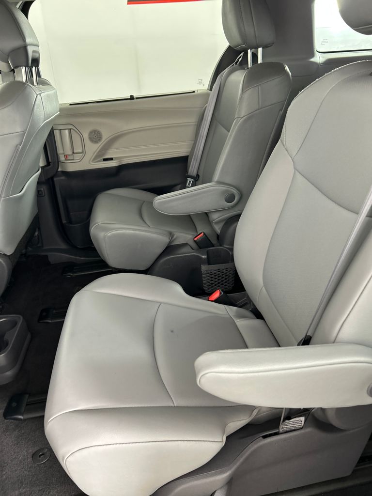 2021 Toyota Sienna XLE photo 29