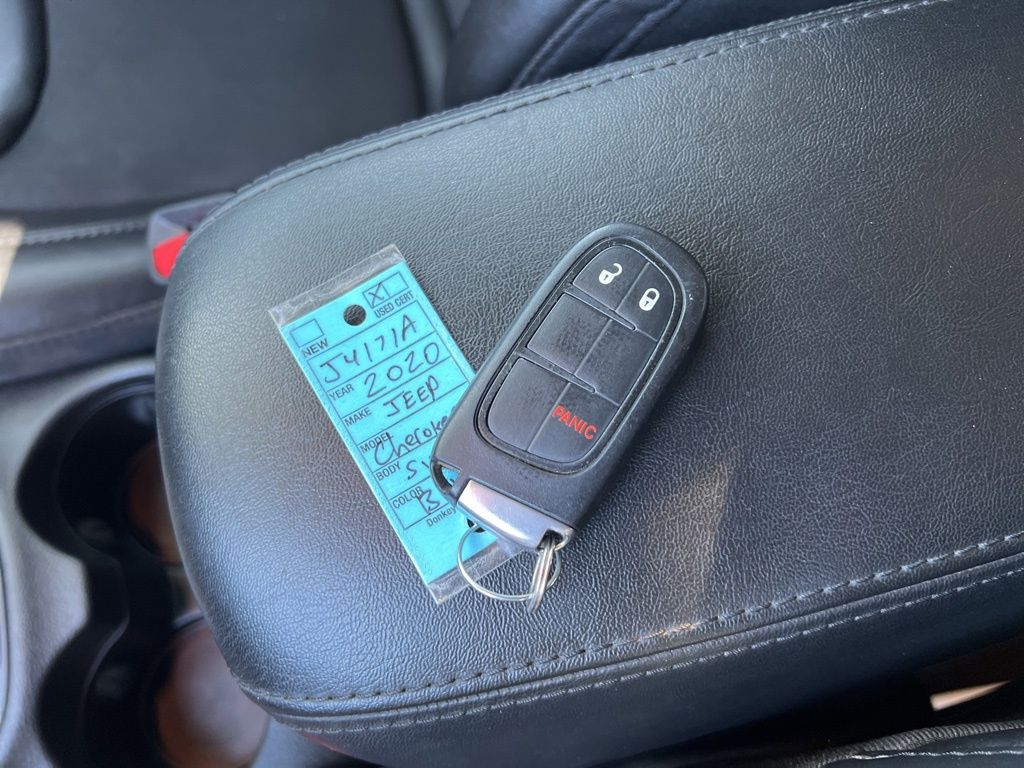 2020 Jeep Cherokee Altitude photo 38