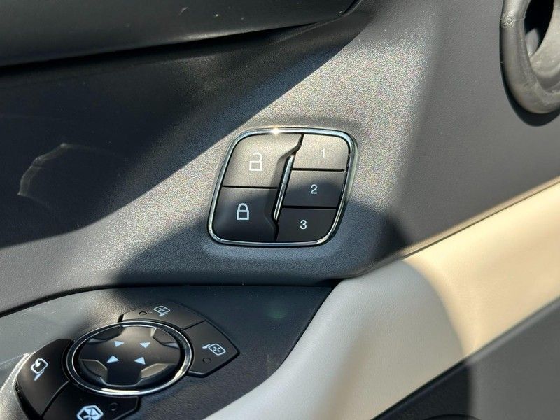 2023 Ford Expedition MAX Platinum photo 18