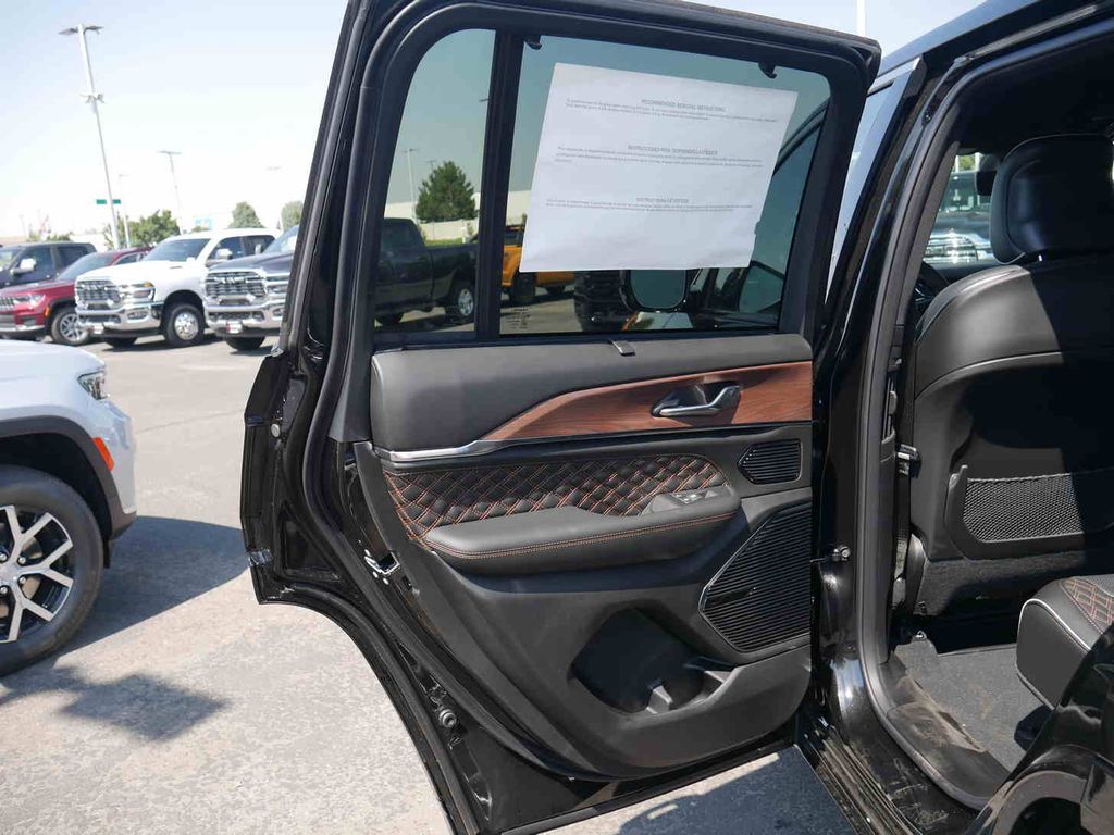 2025 Jeep Grand Cherokee Summit photo 3