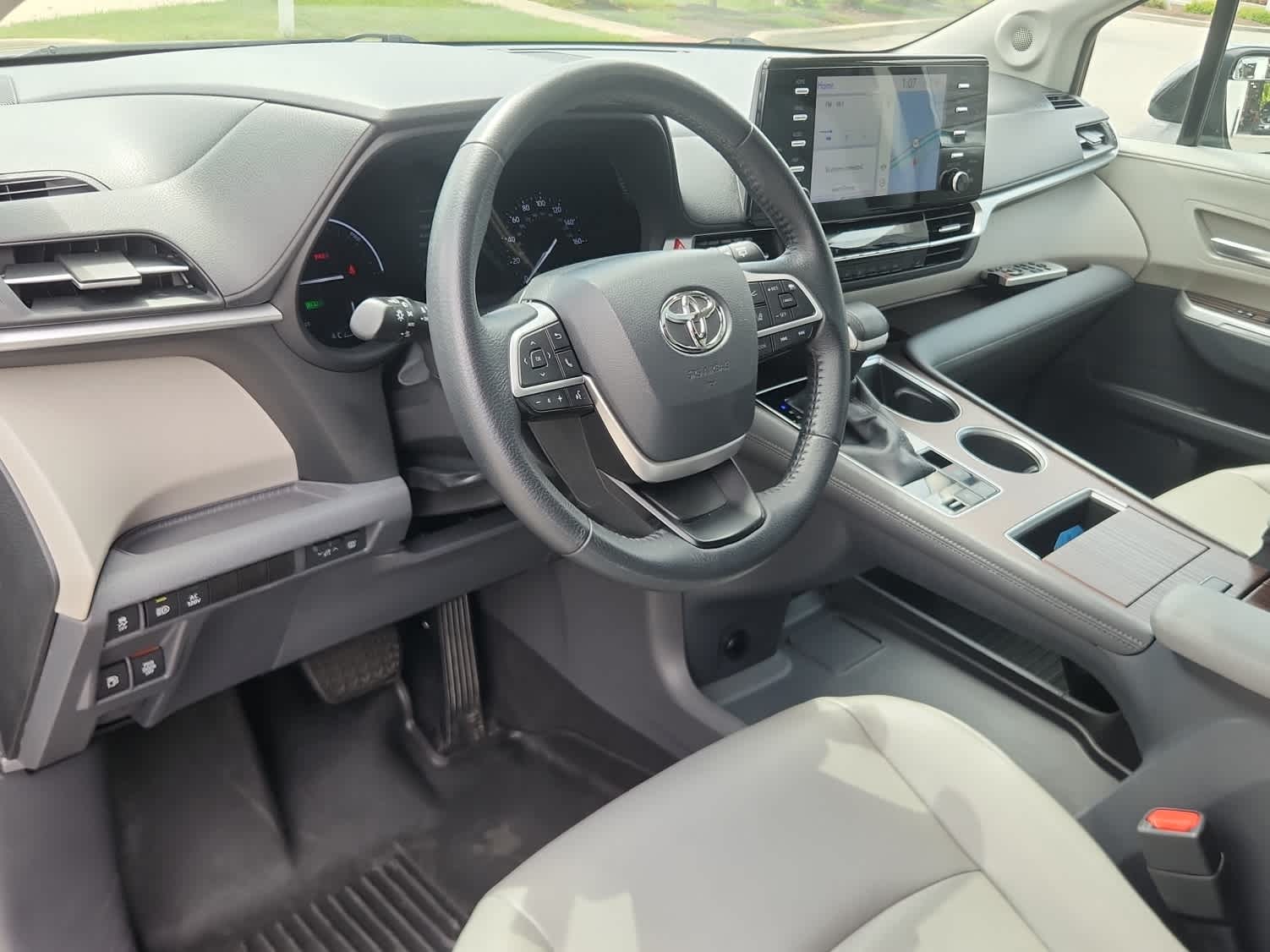 2021 Toyota Sienna XLE photo 11
